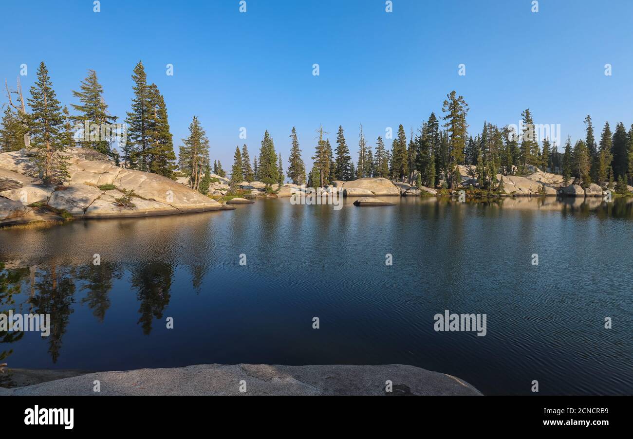 SODA SPRINGS, CALIFORNIA, USA - Sep 04, 2020: Blick auf den oberen Lola Montez Lake im Tahoe National Forest hoch in den Bergen der Sierra Nevada. Stockfoto