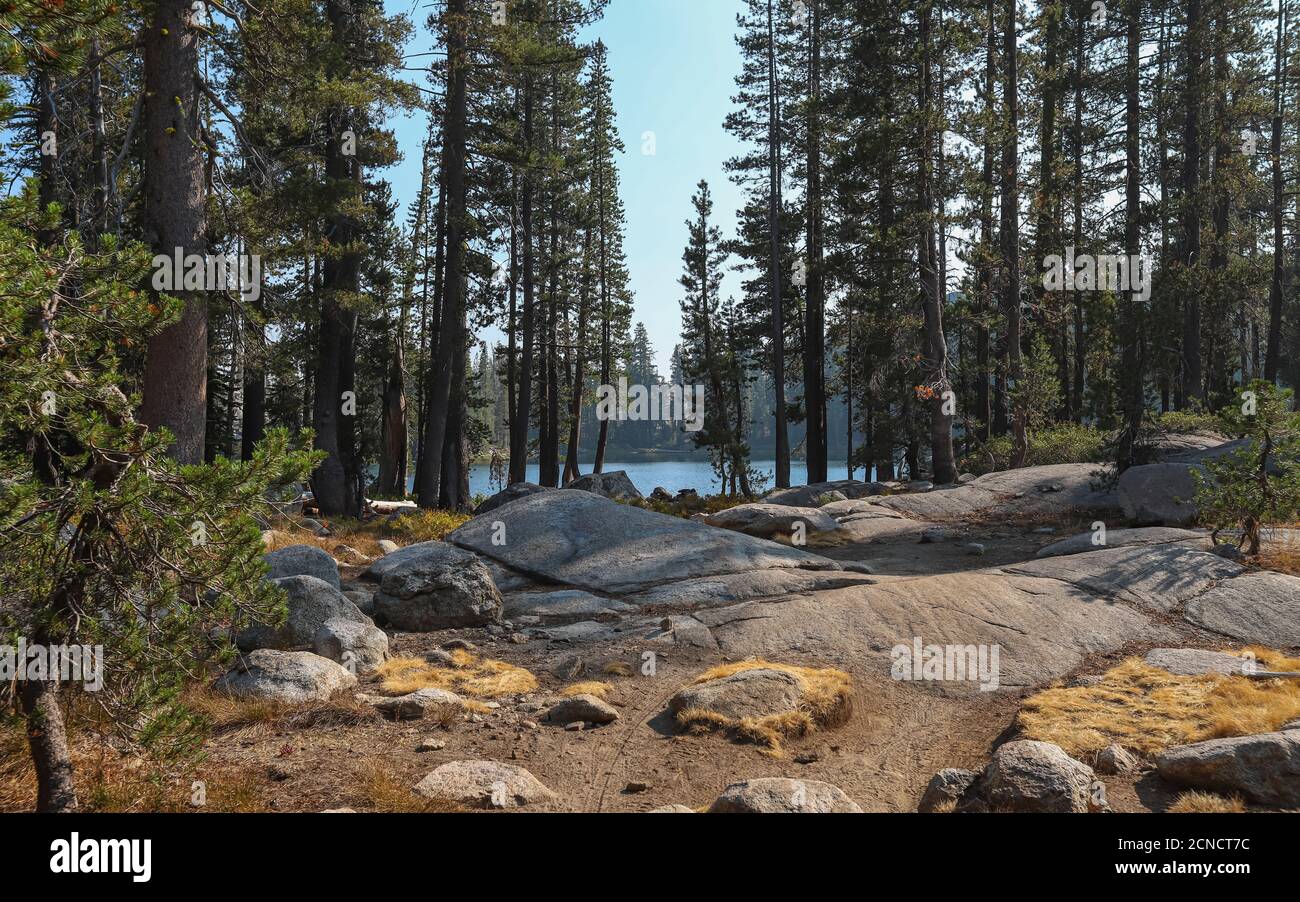 SODA SPRINGS, CALIFORNIA, USA - 04. Sep 2020: Der erste Blick auf den Lower Lola Montez Lake vom Wanderweg auf der Wanderung ins Backcountry alpin Stockfoto