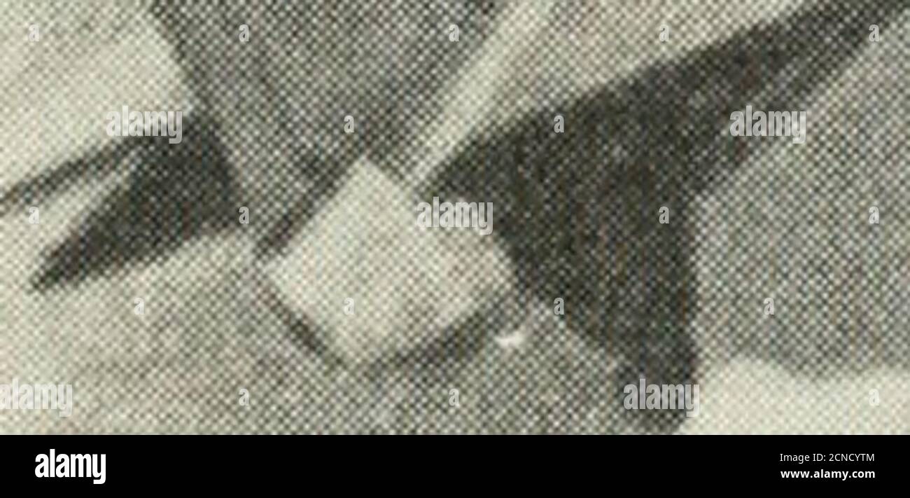 . Bell Telefon Zeitschrift . DIE OFFIZIELLE US NAVY FOTOGRAFIERT den Tod vor Midway. In einer Vergrößerung eines originalen 16 mm-Films zeigt diese Fotographie Douglas Dauntless-Tauchbomber, die während der Titanic Battle of Midway im Juni 194CL vor dem Eintauchen auf japanische Kriegsschiffe abstürmen. Dieses Bild, das am 5. Juni 1942 gemacht wurde, zeigt ein Jap-Kriegsschiff, das tief unten heftig brannte. Telefone, sie trugen das erste Crudesound-Getriebe zum Auffinden von U-Booten, das ihnen die Richtung geben würde, aber nicht die Entfernung der unter Wasser hörbaren Einläufe. Übereinstimmend arbeiteten sie in Dreiergruppen.Wann Stockfoto