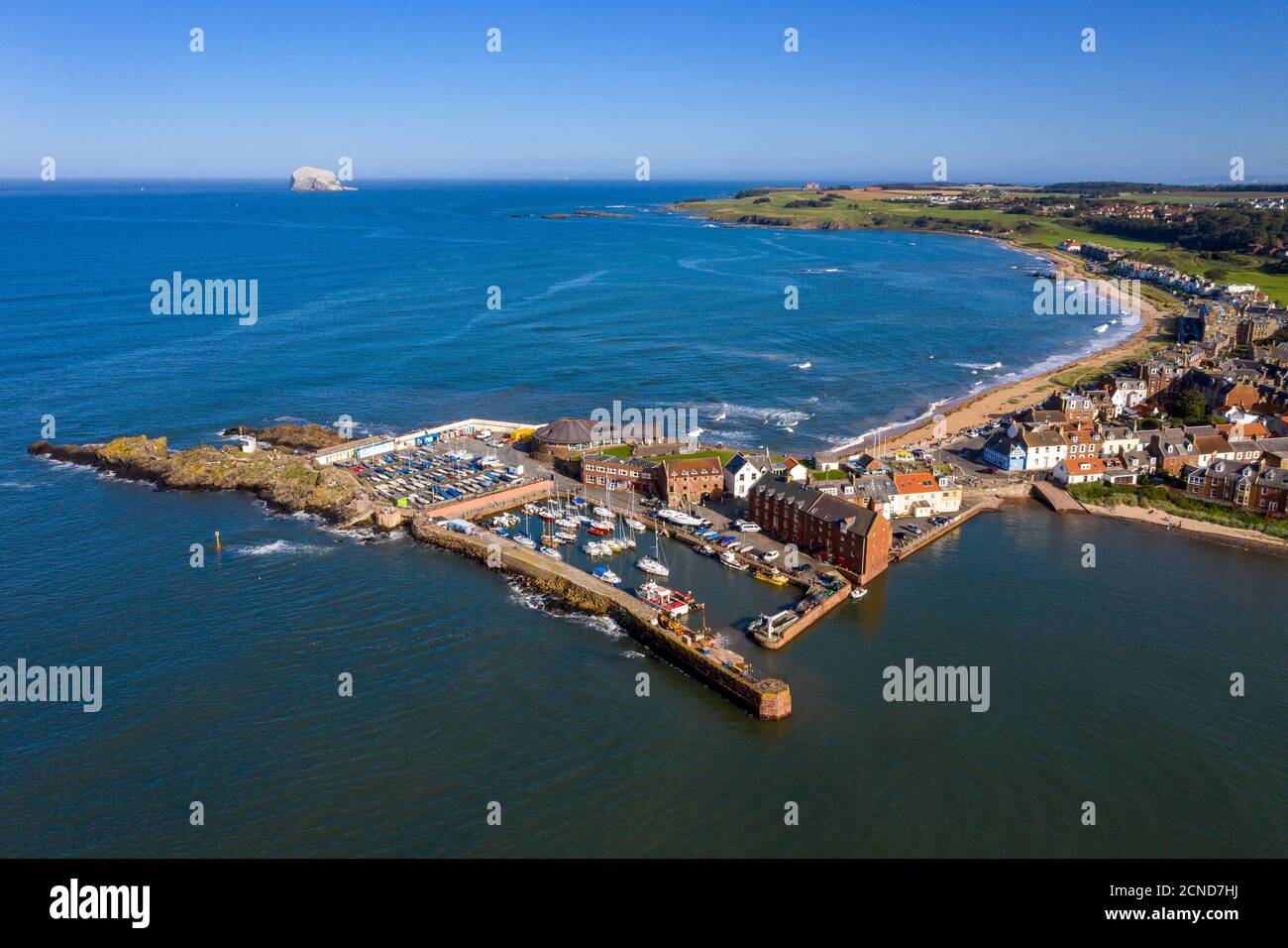 Luftaufnahme des Hafens von North Berwick und des Strandes von Milsey Bay, East Lothian, Schottland. Stockfoto
