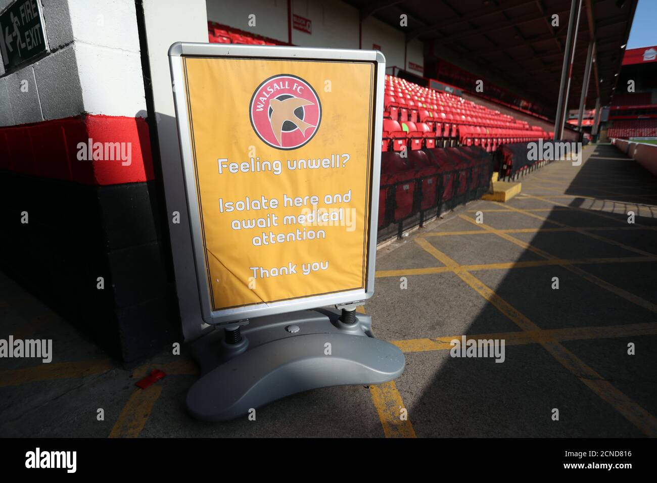 Ein Isolationsort als League Two Club Walsall demonstrieren soziale Distanzierung und öffentliche Gesundheitsvorsorge im Banks' Stadium vor einer geplanten Rückkehr zu Fans, die an Spielen teilnehmen. Stockfoto