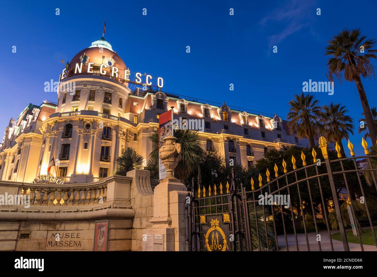 Beleuchtetes Le Negresco Hotelgebäude in der Abenddämmerung, Nizza, Alpes Maritimes, Cote d'Azur, Französische Riviera, Provence, Frankreich, Mittelmeer, Europa Stockfoto