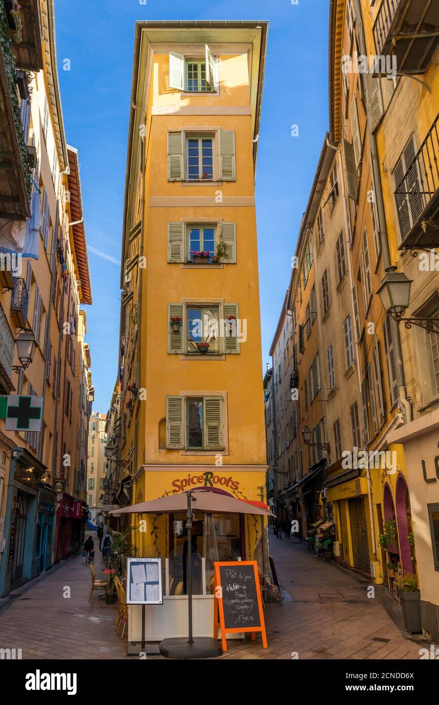 Schmales Gebäude in der Altstadt (Vieux-Nice) in der Nähe von Rossetti-Platz, Nizza, Alpes Maritimes, Cote d'Azur, Französische Riviera, Provence, Frankreich, Mittelmeer Stockfoto