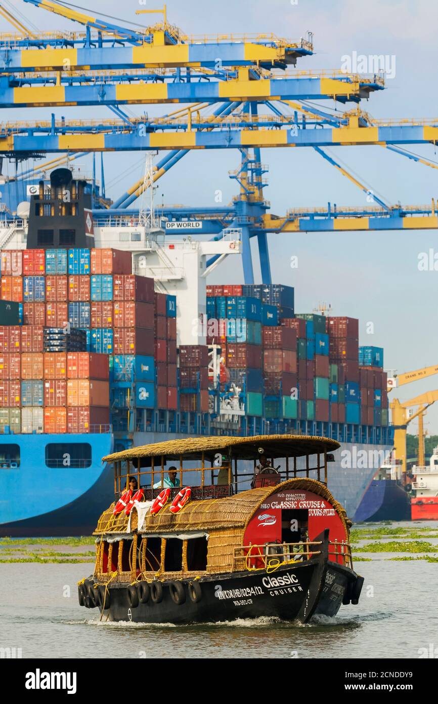 Touristenboot in der Nähe von Containerschiff und Kraniche in Vallarpadam Container Terminal, einem großen indischen Hafen, Kochi (Cochin), Kerala, Indien, Asien Stockfoto Touristenboot in der Nähe von Containerschiff und Kraniche in Vallarpadam Container Terminal, einem großen indischen Hafen, Kochi (Cochin), Kerala, Indien, Asien Stockfoto