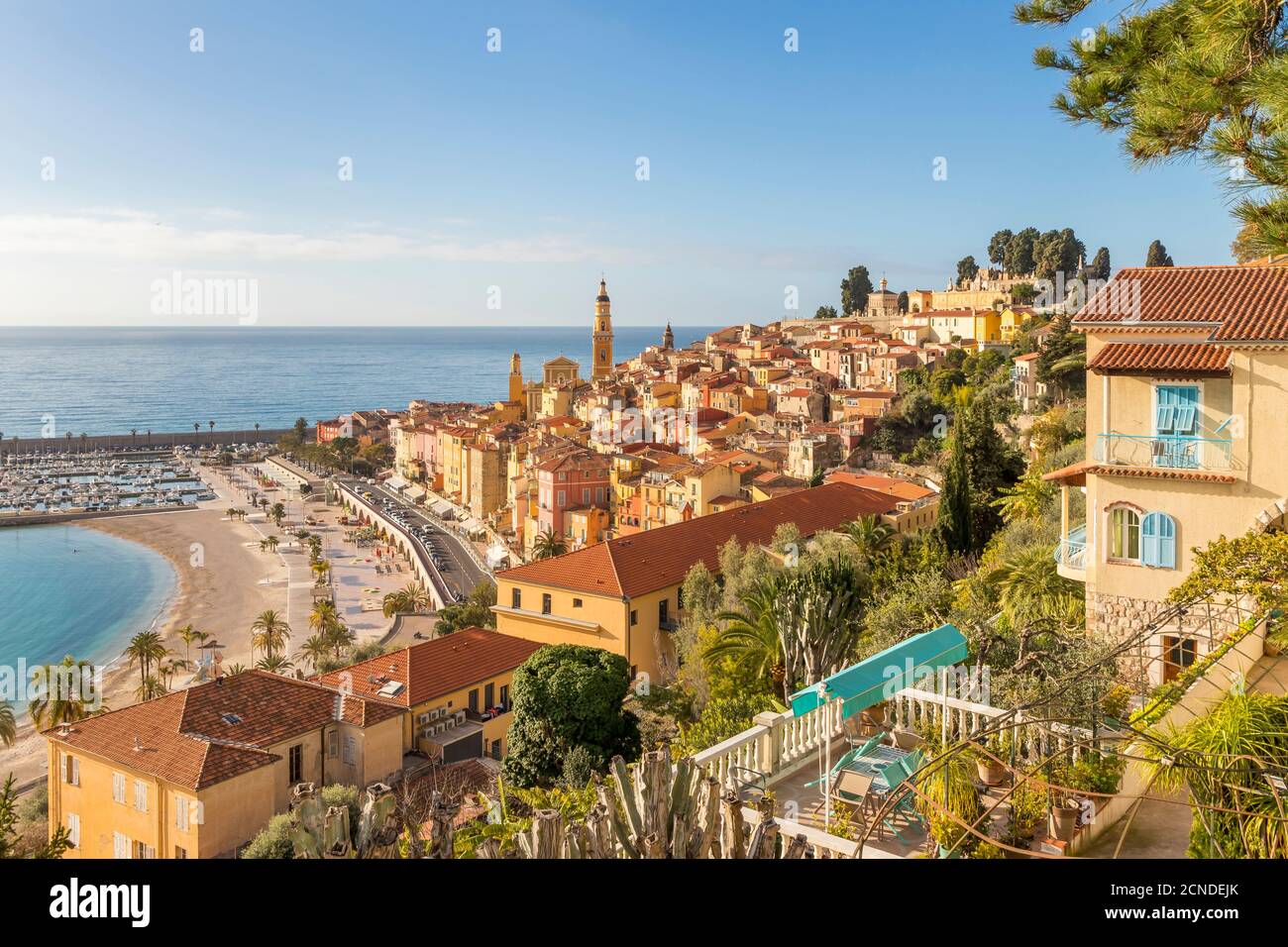 Blick vom Garavan Boulevard über die Altstadt und den Strand von Sablettes, Menton, Alpes Maritimes, Cote d'Azur, Französische Riviera, Provence, Frankreich Stockfoto