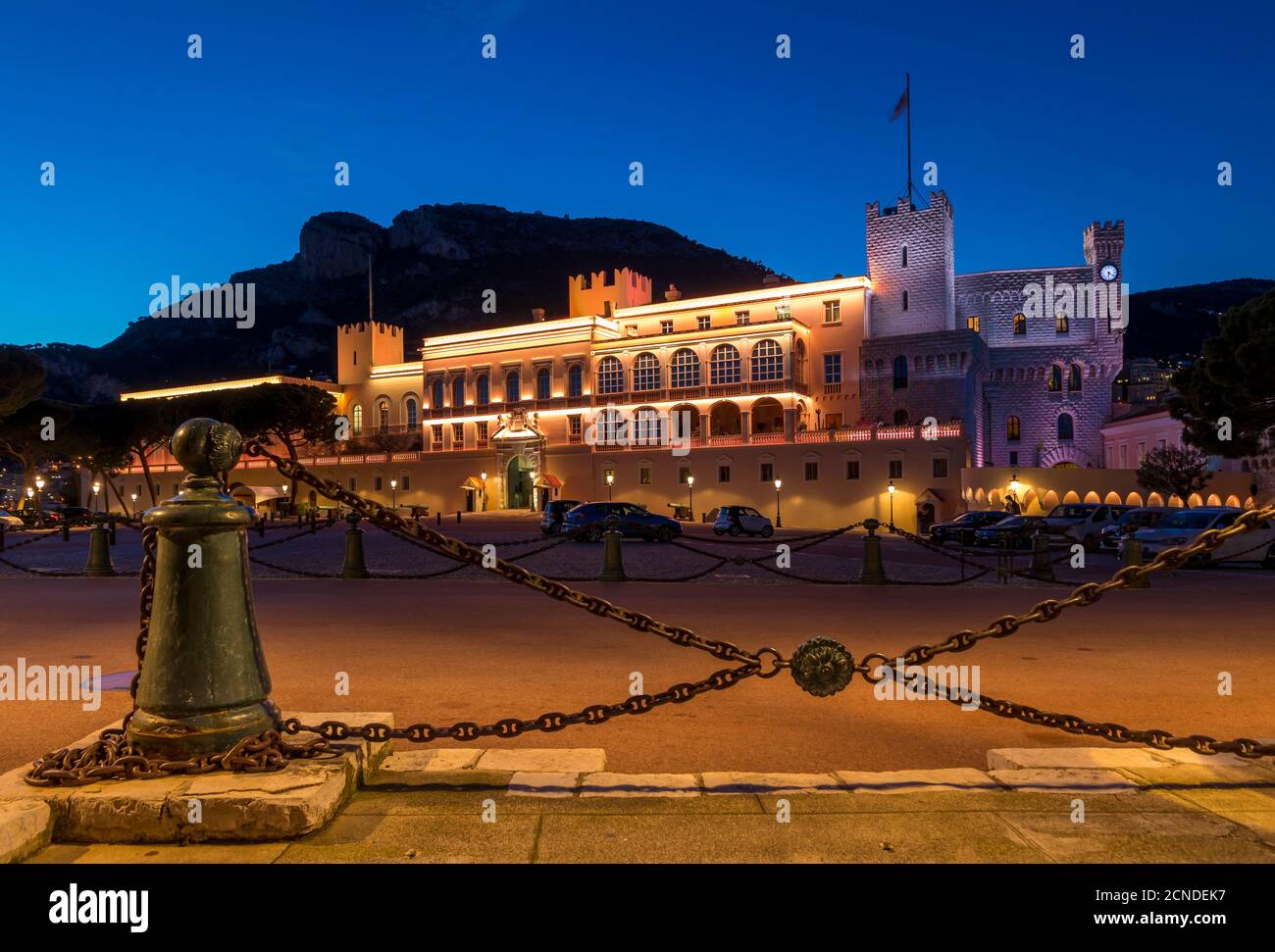 Beleuchteter Prinzenpalast in der Abenddämmerung, Monaco, Cote d'Azur, Französische Riviera, Mittelmeer, Europa Stockfoto