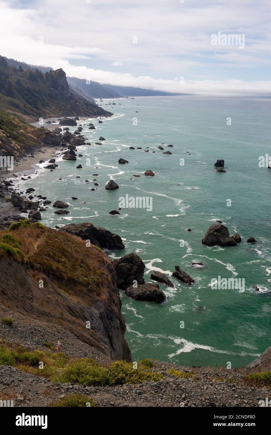 Die zerklüftete Küste entlang des Highway 101 in der Nähe von Klamath, Kalifornien, USA Stockfoto