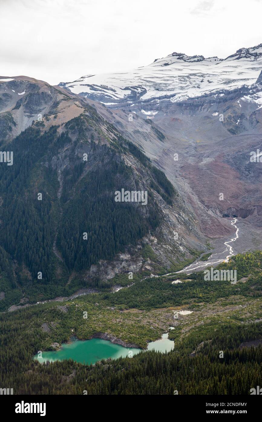 Schmelzwassersee am Mount Rainier vom Burroughs Mountain Trail, Mount Rainier National Park, Washington State, Vereinigte Staaten von Amerika Stockfoto
