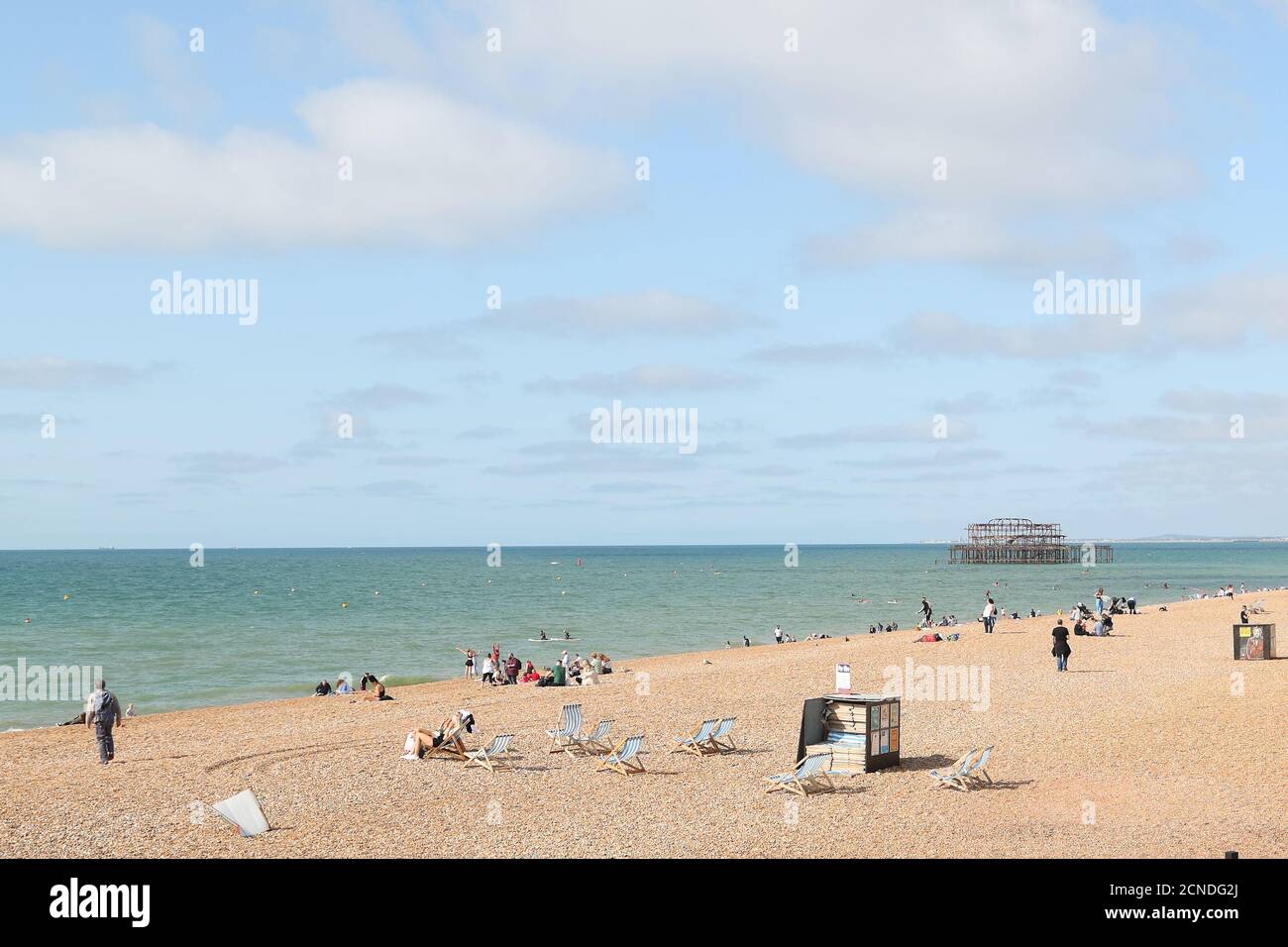 Sonnenanbeter am Strand in Brighton, Großbritannien Stockfoto