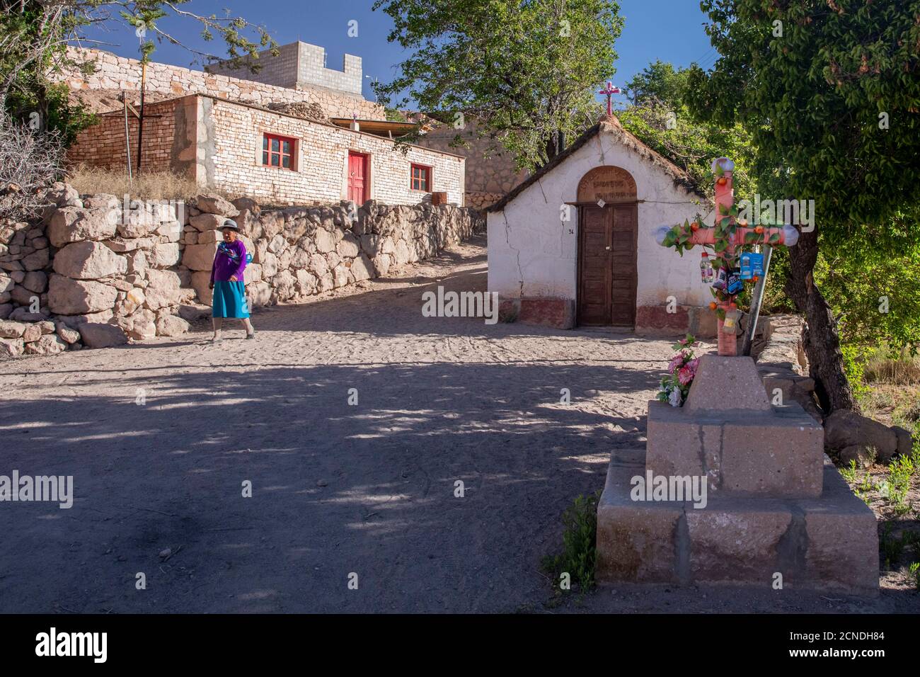 Eine kleine Kirche und Kreuz im chilenischen Hochland Dorf Caspana, Chile Stockfoto