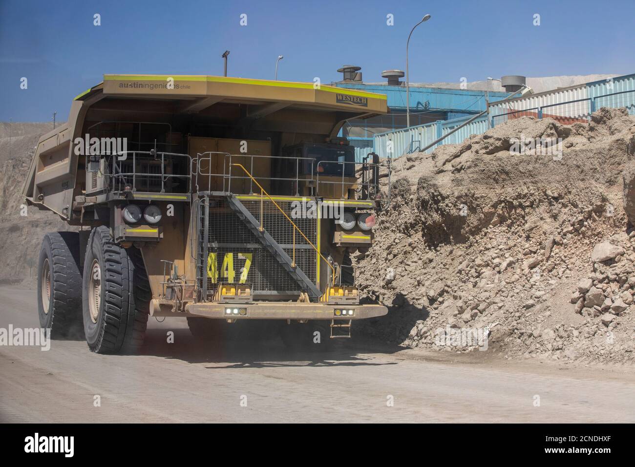Riesige Muldenkipper, die die Kupfermine Chuquicamata im Tagebau bearbeiten, die nach Volumen größte der Welt, Chile Stockfoto