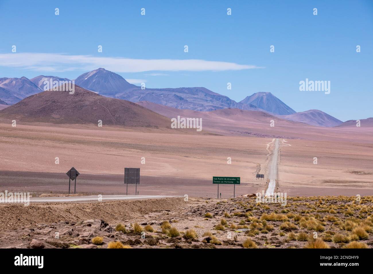 Autobahn durch Stratovulkane in der Anden-Zentralvulkanischen Zone, Antofagasta Region, Chile Stockfoto