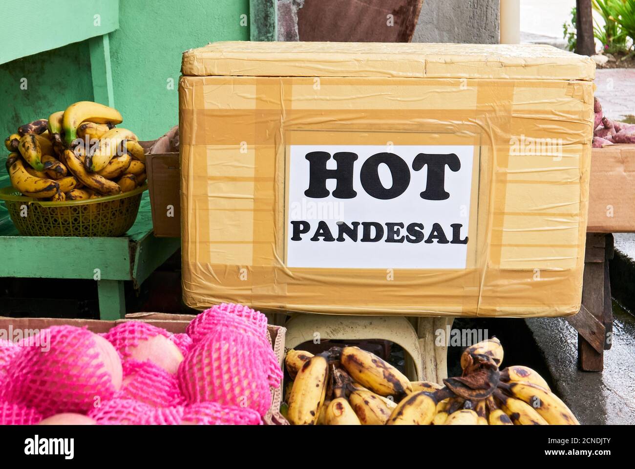 Nahaufnahme einer Styropor-Box in einem Bäckerladen, um das Pandesalbrot frisch und heiß zu halten. Pan de Sal ist eine erschwingliche philippinische Delikatesse Weizenbrot. Stockfoto