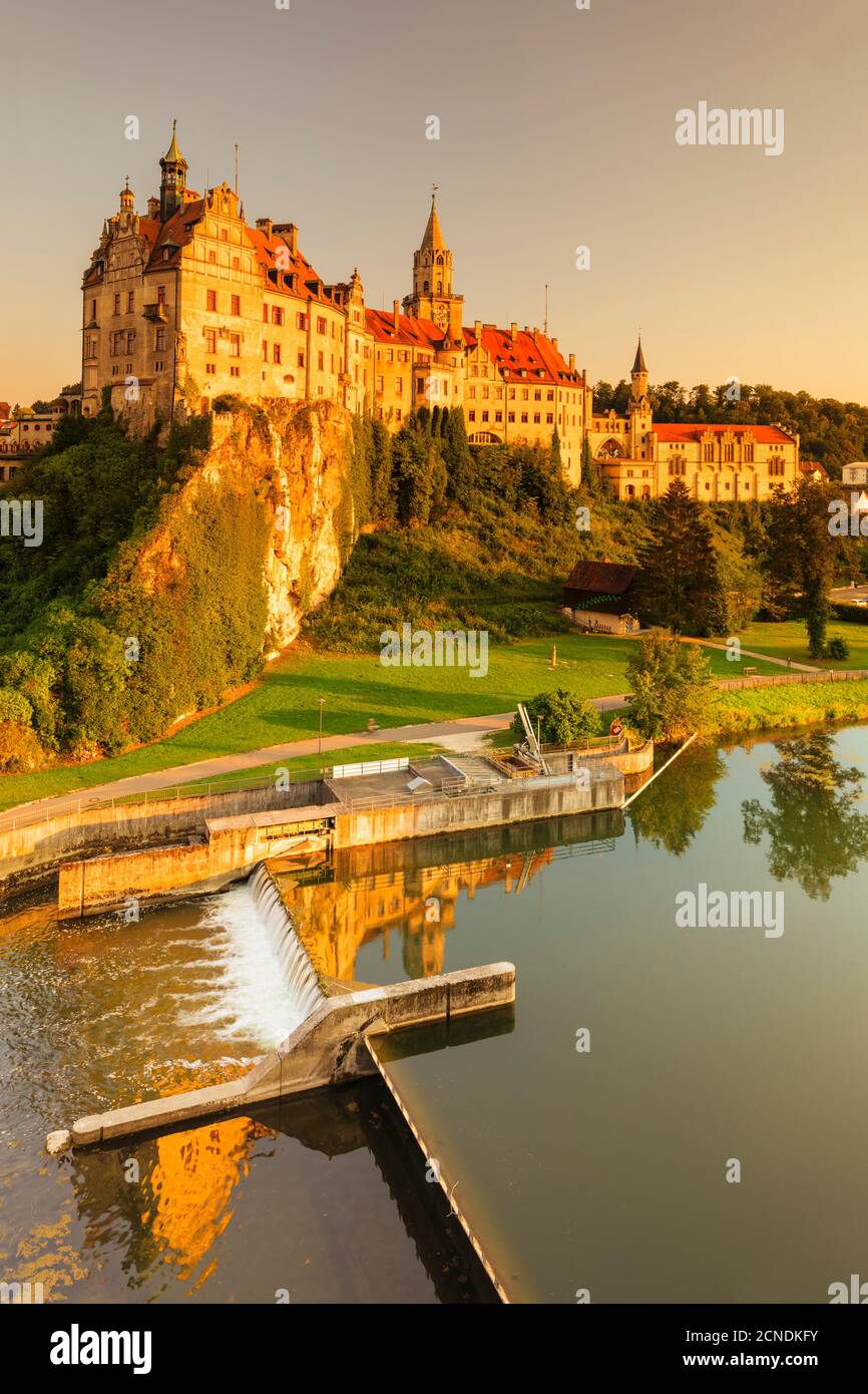 Schloss Sigmaringen bei Sonnenuntergang, Oberes Donautal, Schwäbische Alb, Baden-Württemberg, Deutschland, Europa Stockfoto