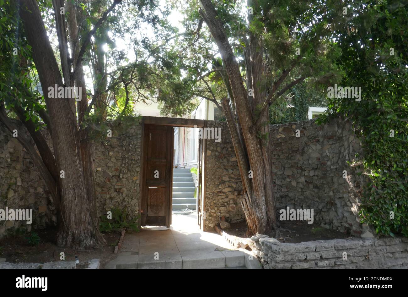 West Hollywood, California, USA 17. September 2020 EINE allgemeine Sicht der Atmosphäre von Cecil B.DeMilles ehemaligem Wohnsitz an 1355 N. Harper Avenue am 17. September 2020 in West Hollywood, Kalifornien, USA. Foto von Barry King/Alamy Stockfoto Stockfoto