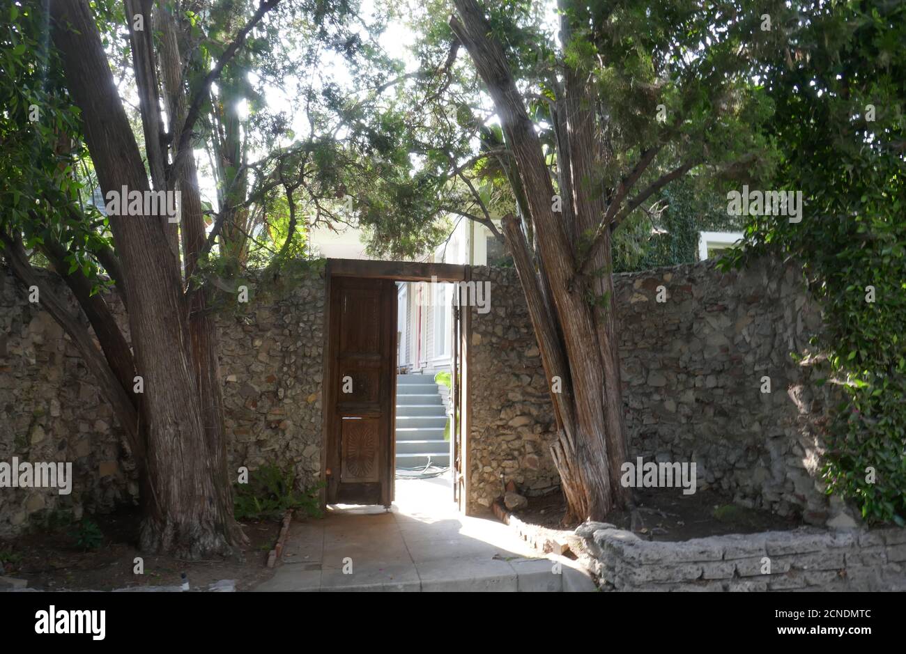 West Hollywood, California, USA 17. September 2020 EINE allgemeine Sicht der Atmosphäre von Cecil B.DeMilles ehemaligem Wohnsitz an 1355 N. Harper Avenue am 17. September 2020 in West Hollywood, Kalifornien, USA. Foto von Barry King/Alamy Stockfoto Stockfoto