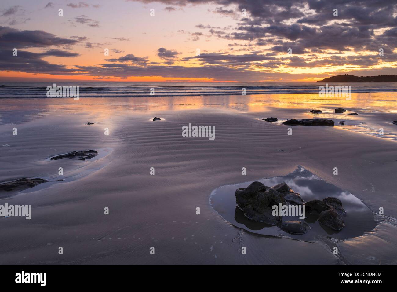 Moeraki Beach bei Sonnenaufgang, Otago, Südinsel, Neuseeland, Pazifik Stockfoto
