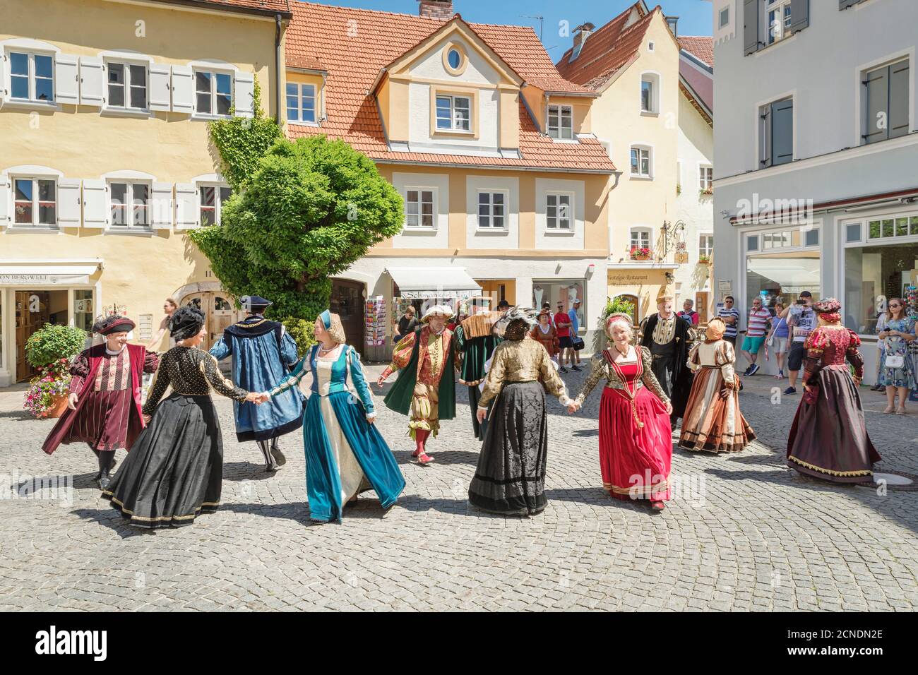 Patrizier tanzt in der Altstadt, Füssen, Allgau, Schwaben, Bayern, Deutschland, Europa Stockfoto