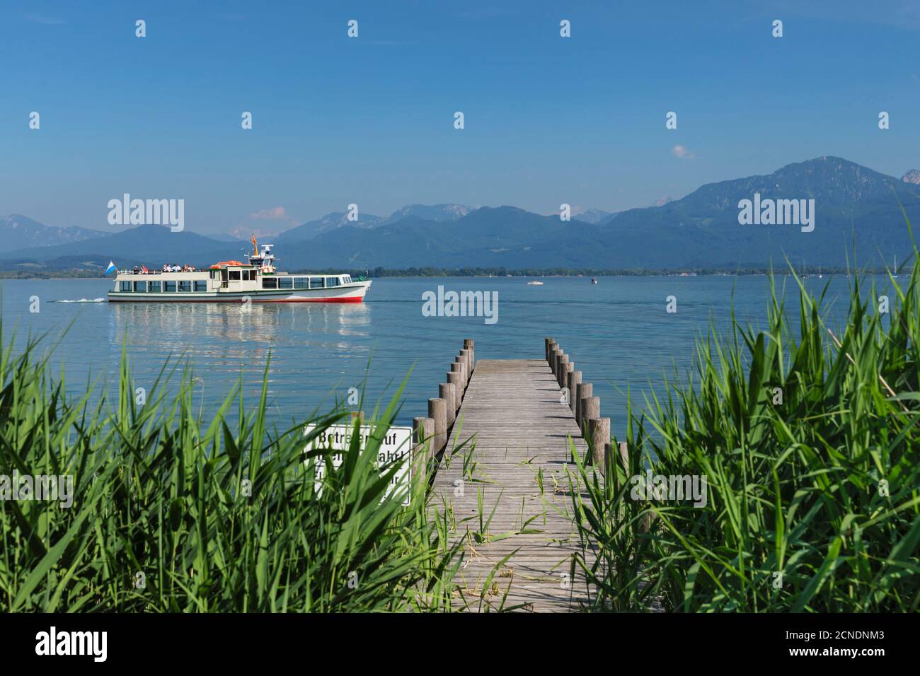 Ausflugsboot auf dem Chiemsee, Chiemgau, Oberbayern, Deutschland, Europa Stockfoto