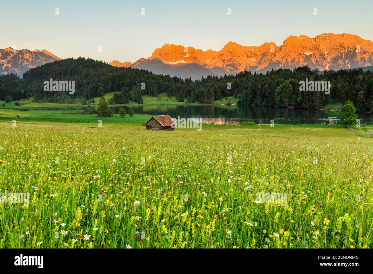Geroldsee gegen Karwendelgebirge bei Sonnenuntergang, Klais, Werdenfelser Land, Oberbayern, Deutschland, Europa Stockfoto