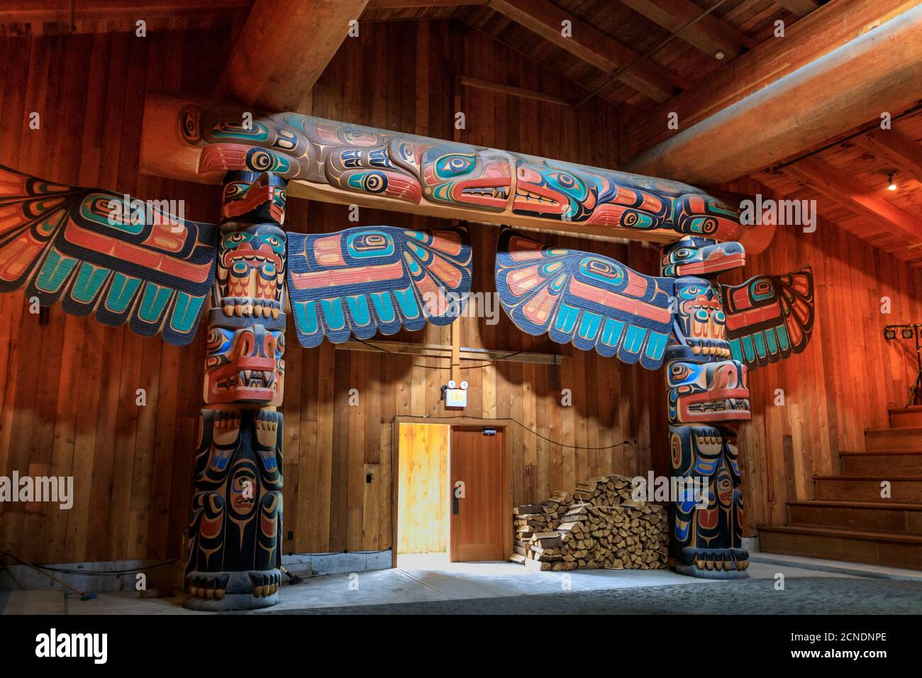 Geschnitzte Totems, The Big House, Klemtu, First Nations Kitasoo Xai Xais Gemeinschaft, Great Bear Rainforest, British Columbia, Kanada Stockfoto