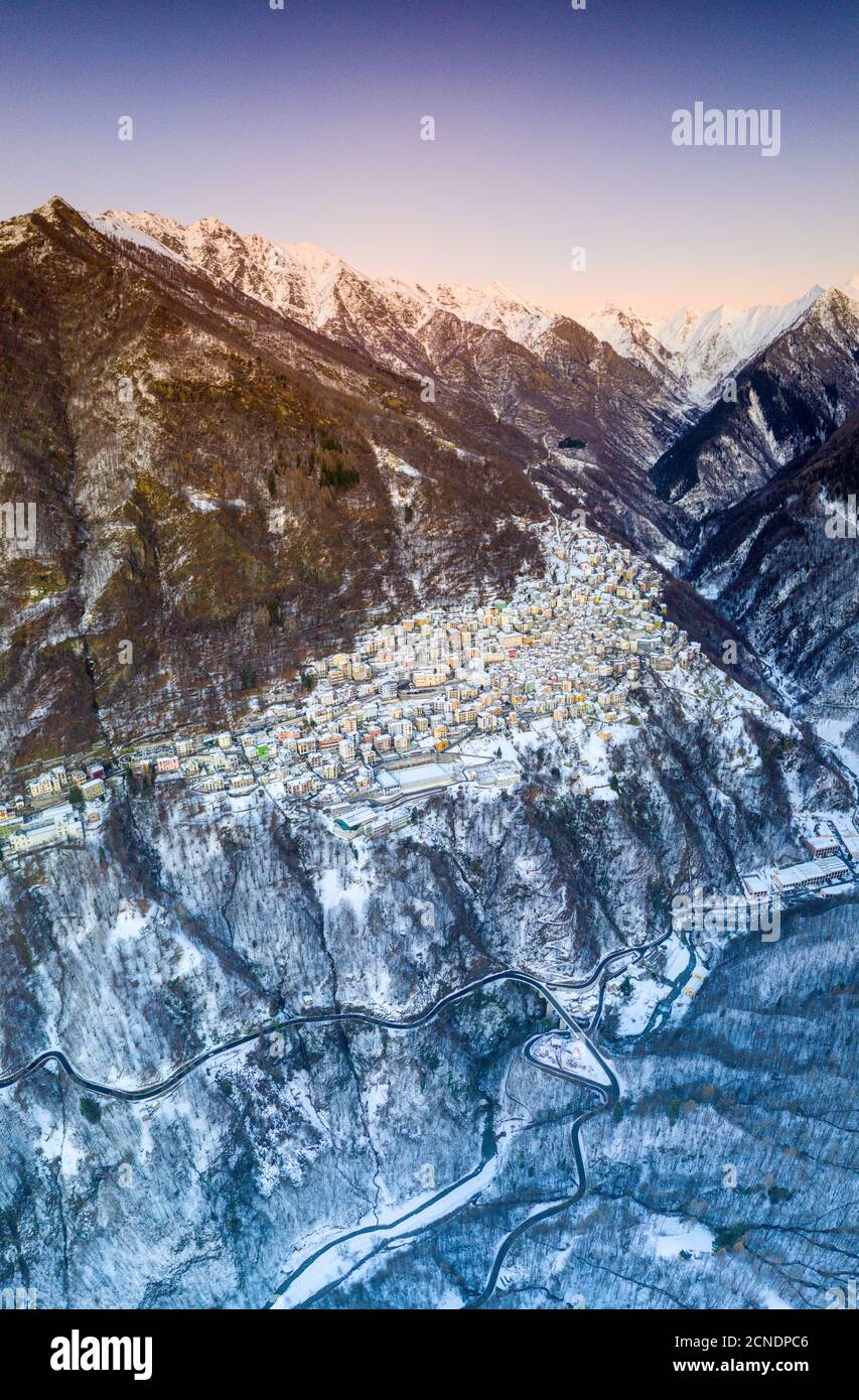 Luftpanorama mit Drohne von Premana Dorf während der Winterdämmerung, Valsassina, Provinz Lecco, Lombardei, Italien, Europa Stockfoto