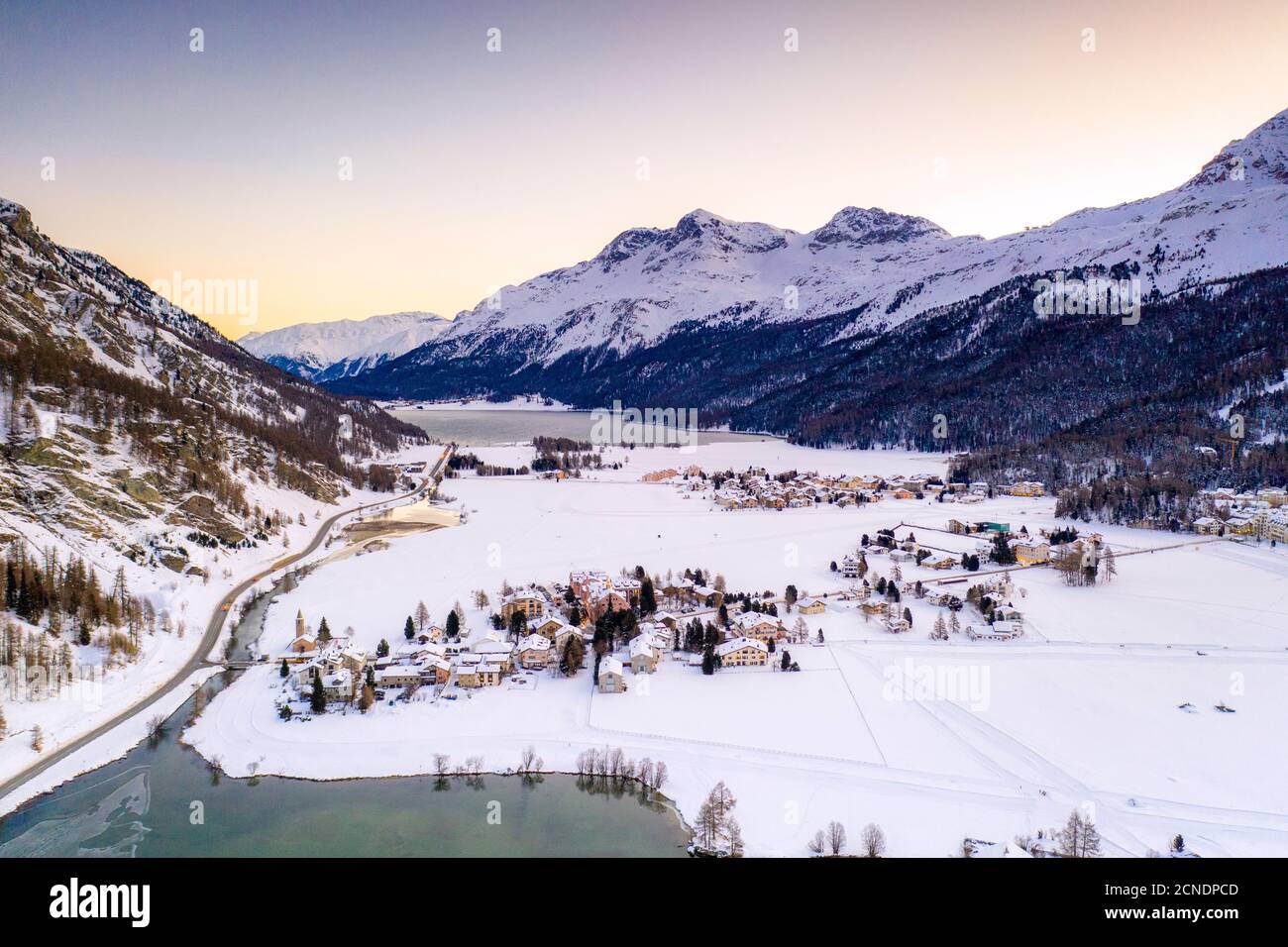 Verschneite Ortschaft Segl (Sils im Engadin) am Ufer des Sils bei Sonnenaufgang, Engadin, Kanton Graubünden, Schweiz, Europa Stockfoto