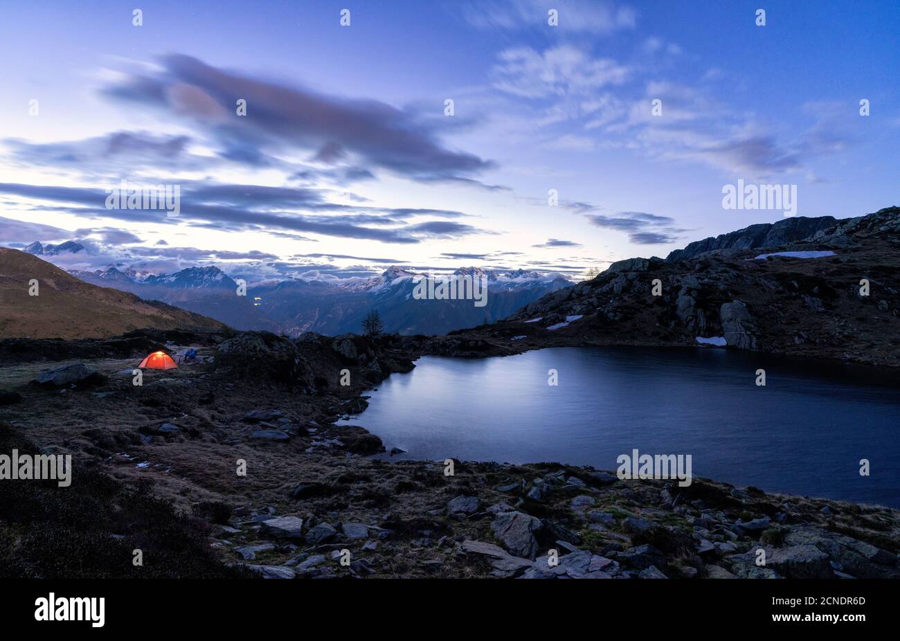 Zelt der Wanderer am Ufer des Alpensees Zana bei Sonnenaufgang, Valmalenco, Provinz Sondrio, Valtellina, Lombardei, Italien, Europa Stockfoto