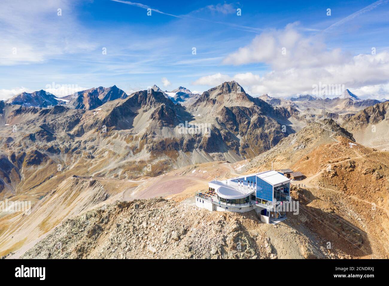 Luftaufnahme per Drohne von Seilbahnstation auf dem felsigen Gipfel des Piz Nair, Engadin, Kanton Graubünden, Schweiz, Europa Stockfoto
