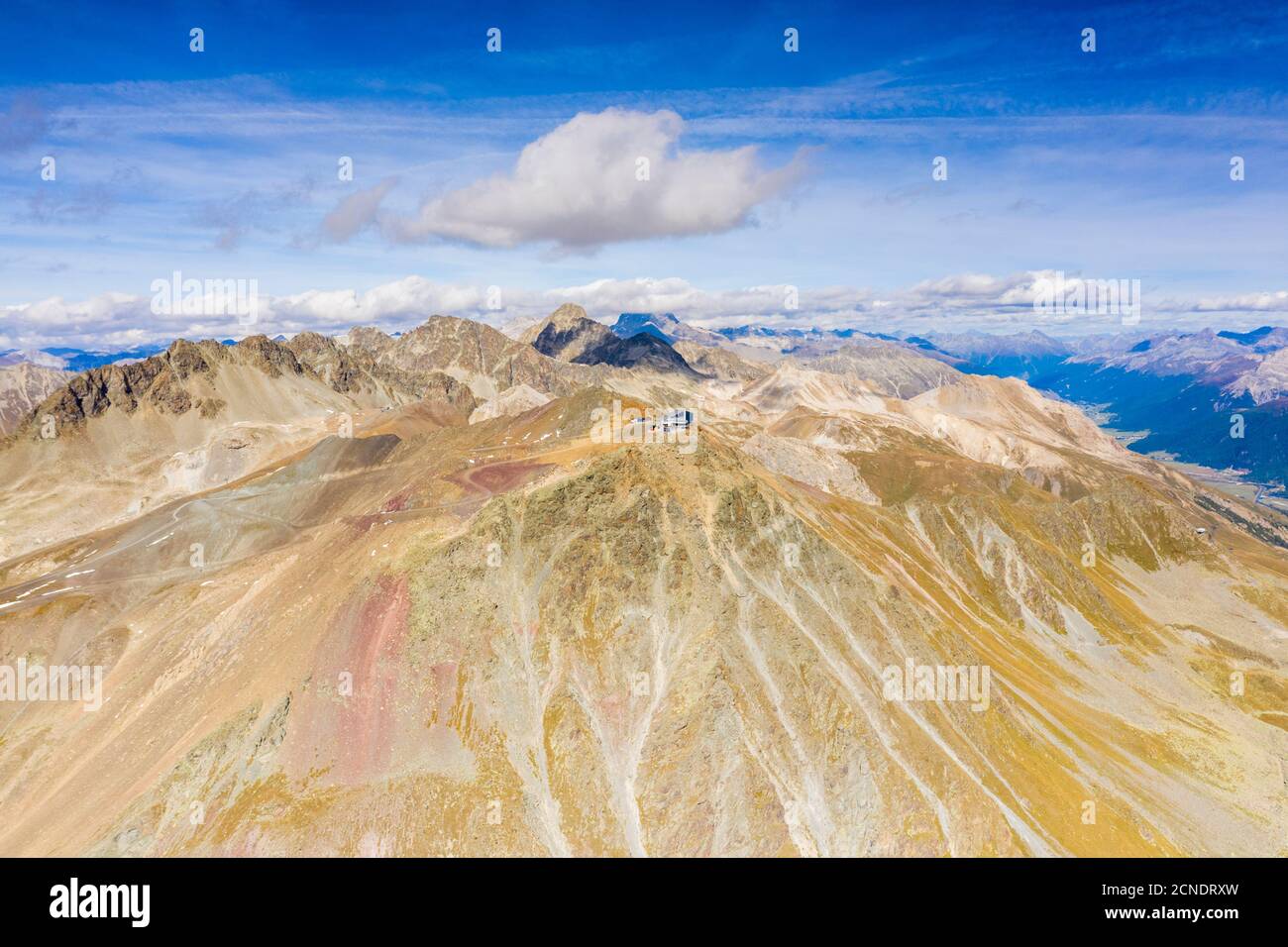 Luftaufnahme mit Drohne vom majestätischen Grat und Gipfel des Piz Nair im Sommer, Engadin, Kanton Graubünden, Schweiz, Europa Stockfoto