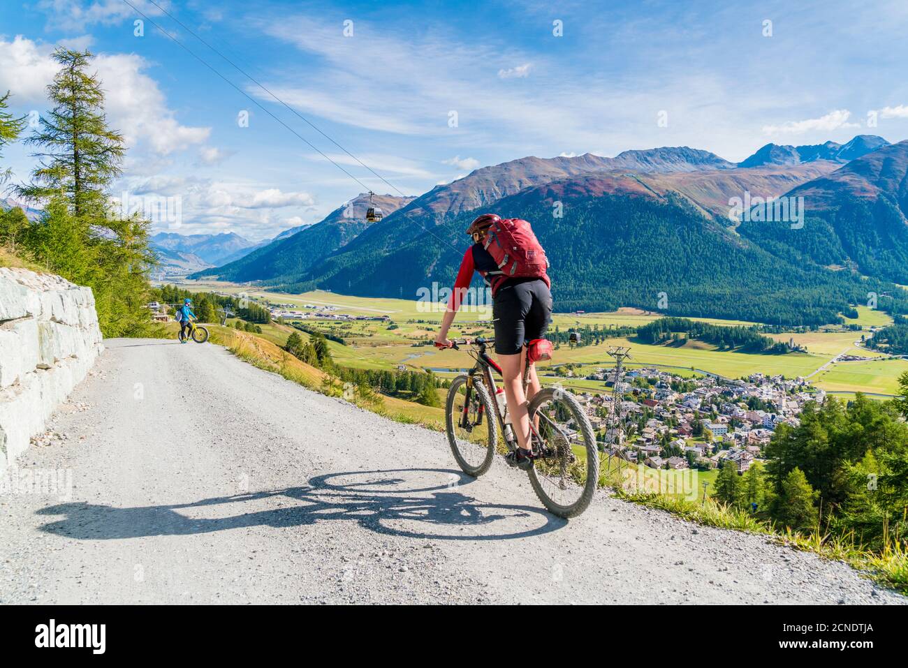 Mountainbiker auf Downhill-Weg Richtung Celerina, Engadin, Kanton Graubünden, Schweiz, Europa Stockfoto