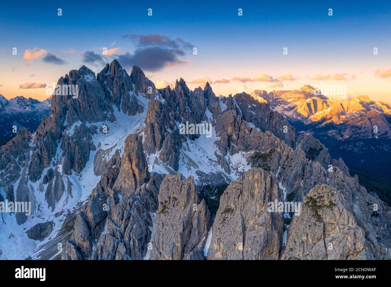 Scharfe Spitzen der Cadini di Misurina Berge bei Sonnenaufgang, Dolomiten, Provinz Belluno, Venetien, Italien, Europa Stockfoto