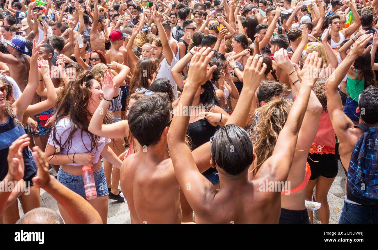 Junge Leute, Jugendliche bei Fiesta, Festival in Spanien Stockfoto