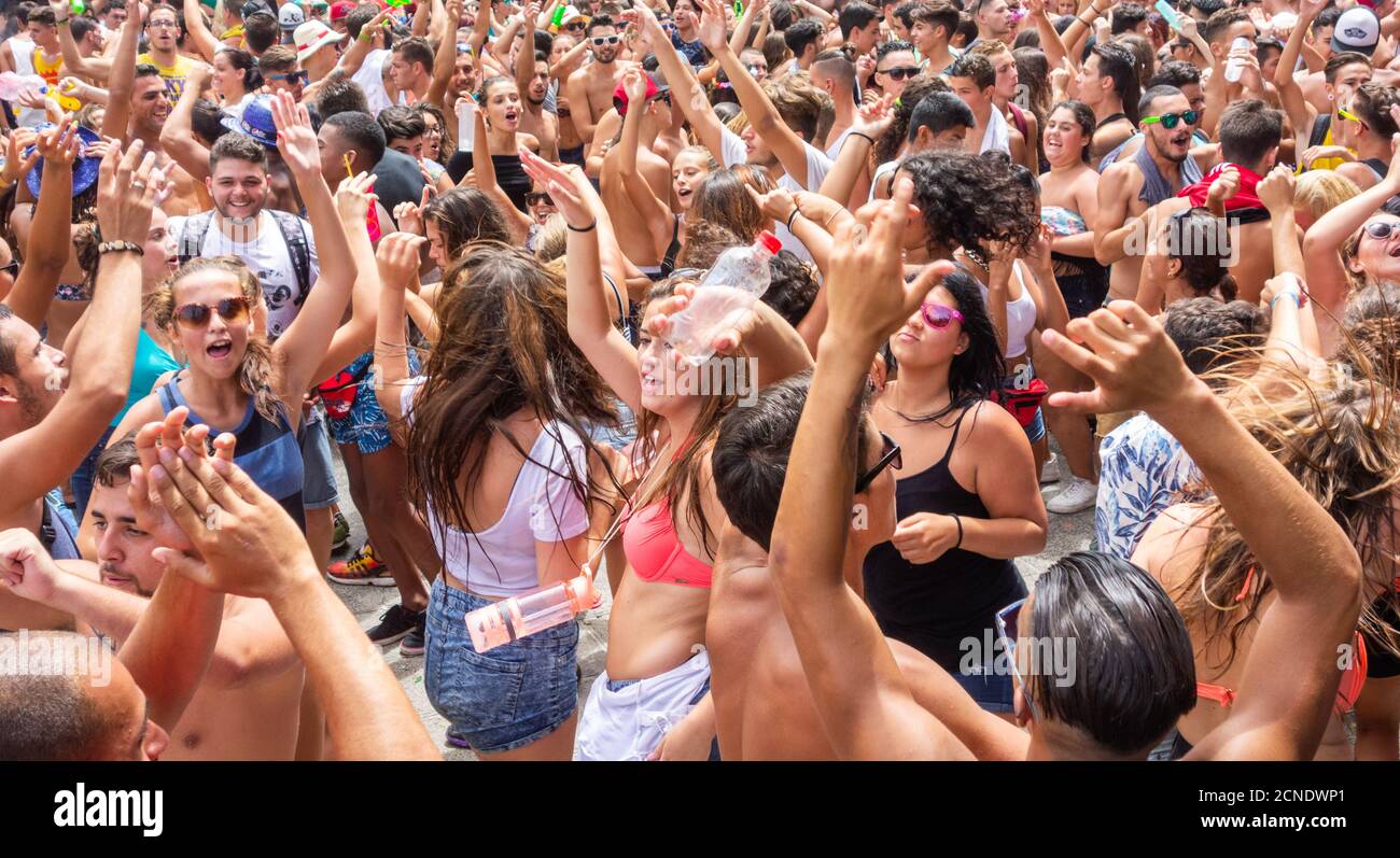 Junge Leute, Jugendliche bei Fiesta, Festival in Spanien Stockfoto