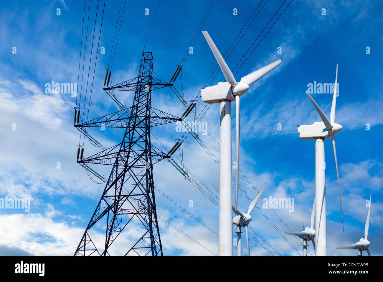 Strompylon und Windturbinen: Sauber, erneuerbar, Energie, globale Erwärmung..., Konzept. Stockfoto