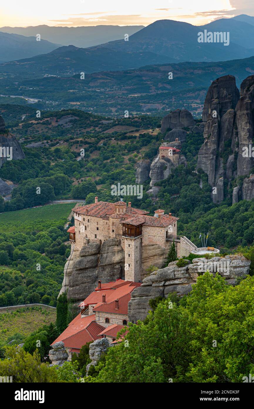 Kloster des Heiligen Nikolaus Anapafsas bei Sonnenuntergang, UNESCO Weltkulturerbe, Meteora Klöster, Griechenland, Europa Stockfoto