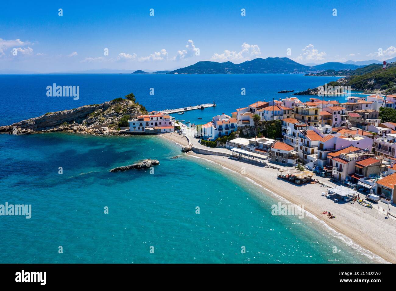 Luftaufnahme von Kokkari und seinem Kiesstrand, Samos, griechischen Inseln, Griechenland, Europa Stockfoto