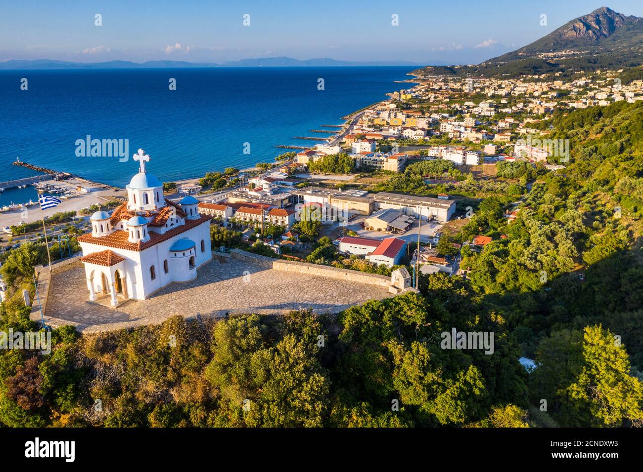 Luftaufnahme der Agia Triada Kirche, Paleo Karlovasi, Samos, Griechische Inseln, Griechenland, Europa Stockfoto