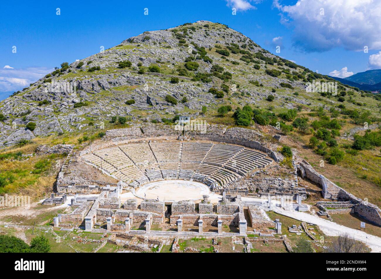 Luftaufnahme mit Drohne des Amphitheaters, Philippi, UNESCO Weltkulturerbe, Mazedonien, Griechenland, Europa Stockfoto