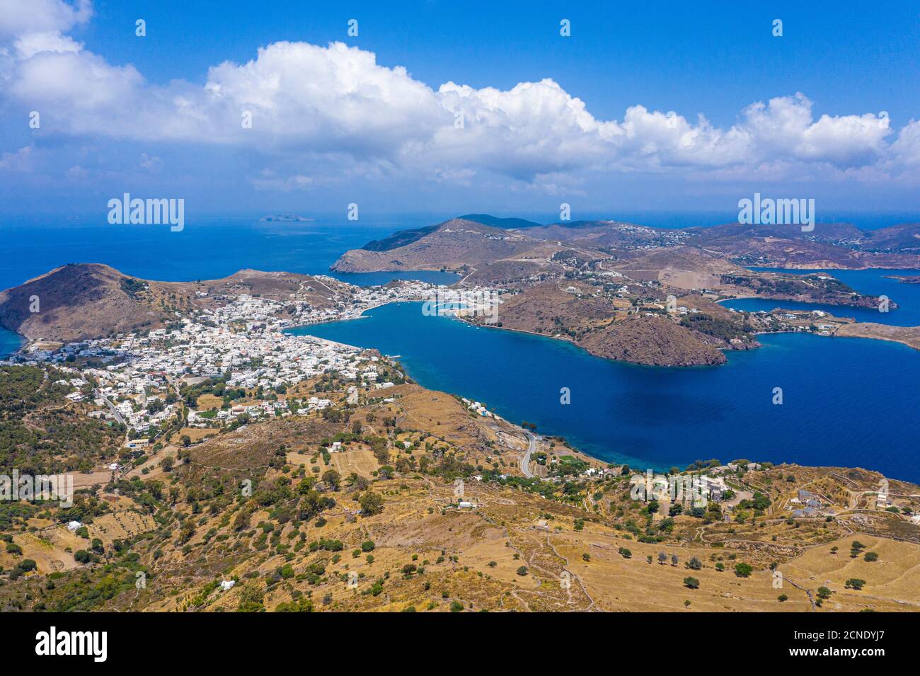Luftaufnahme mit Drohne über Patmos und die Stadt Skala, Patmos, Dodekanes, griechische Inseln, Griechenland, Europa Stockfoto