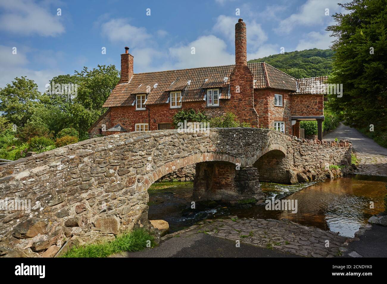 Die Packhorse Brücke und alte Hütten im Dorf Allerford, Exmoor Nationalpark, Somerset, England, Vereinigtes Königreich, Europa Stockfoto