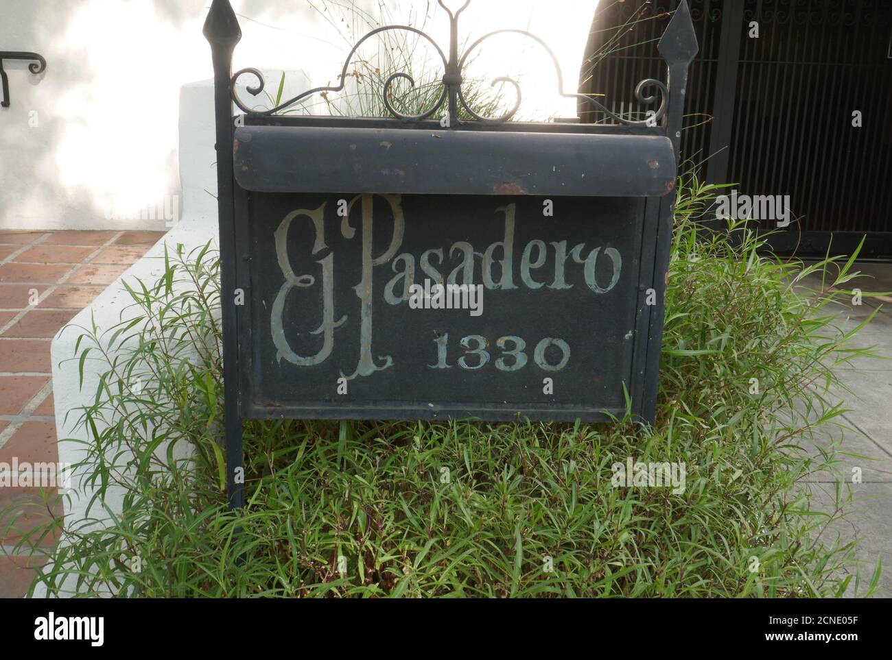 West Hollywood, California, USA 17. September 2020 EINE allgemeine Sicht der Atmosphäre der ehemaligen Residenz von Montgomery Clift, Elizabeth Taylor, Marilyn Monroe und James Dean in El Pasadero an 1330 N. Harper Avenue am 17. September 2020 in West Hollywood, Kalifornien, USA. Foto von Barry King/Alamy Stockfoto Stockfoto
