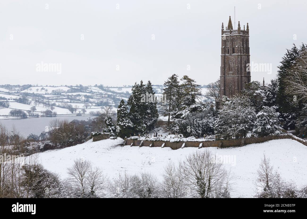 Eine winterliche Ansicht der Blagdon Kirche, mit Blagdon See im Hintergrund, Blagdon, Somerset, England, Großbritannien, Europa Stockfoto