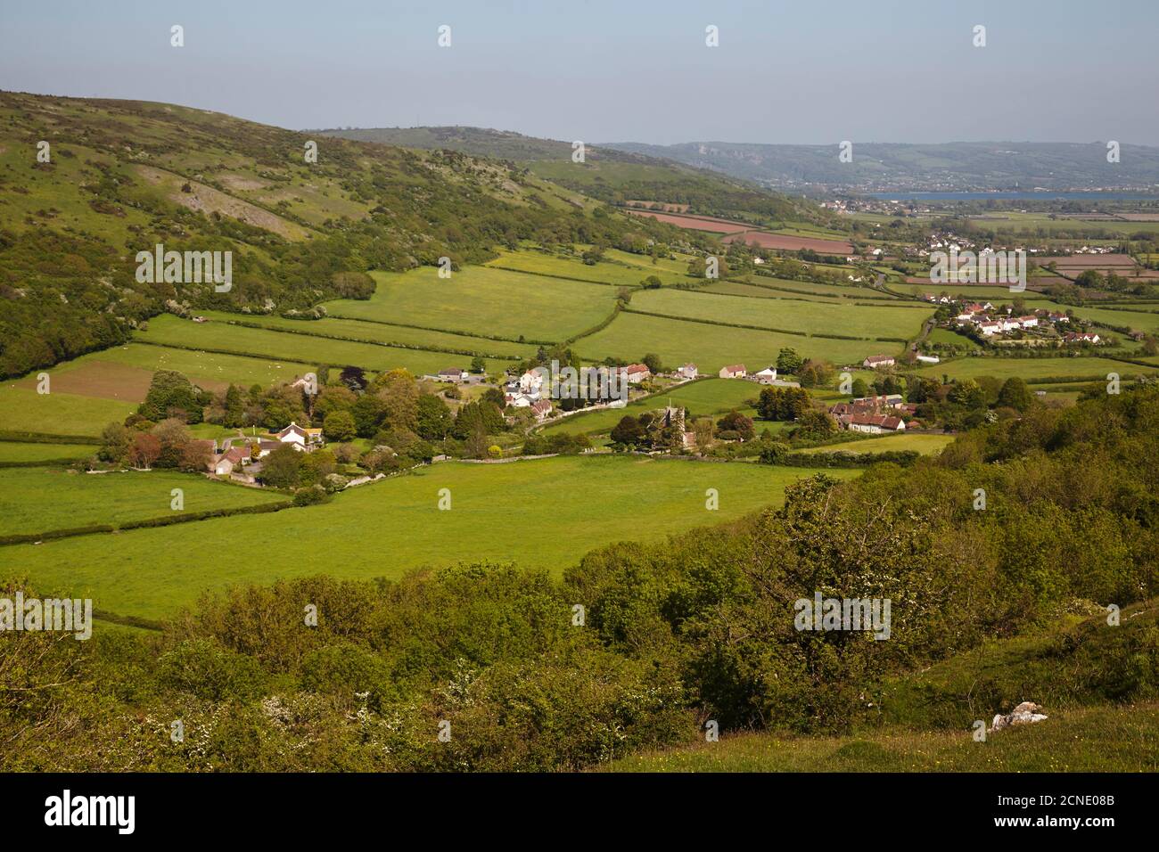 Ein Blick über die Grafschaft vom Crook Peak entlang der südlichen Hänge der Mendip Hills, in der Nähe von Cheddar, Somerset, England, Großbritannien, Europa Stockfoto
