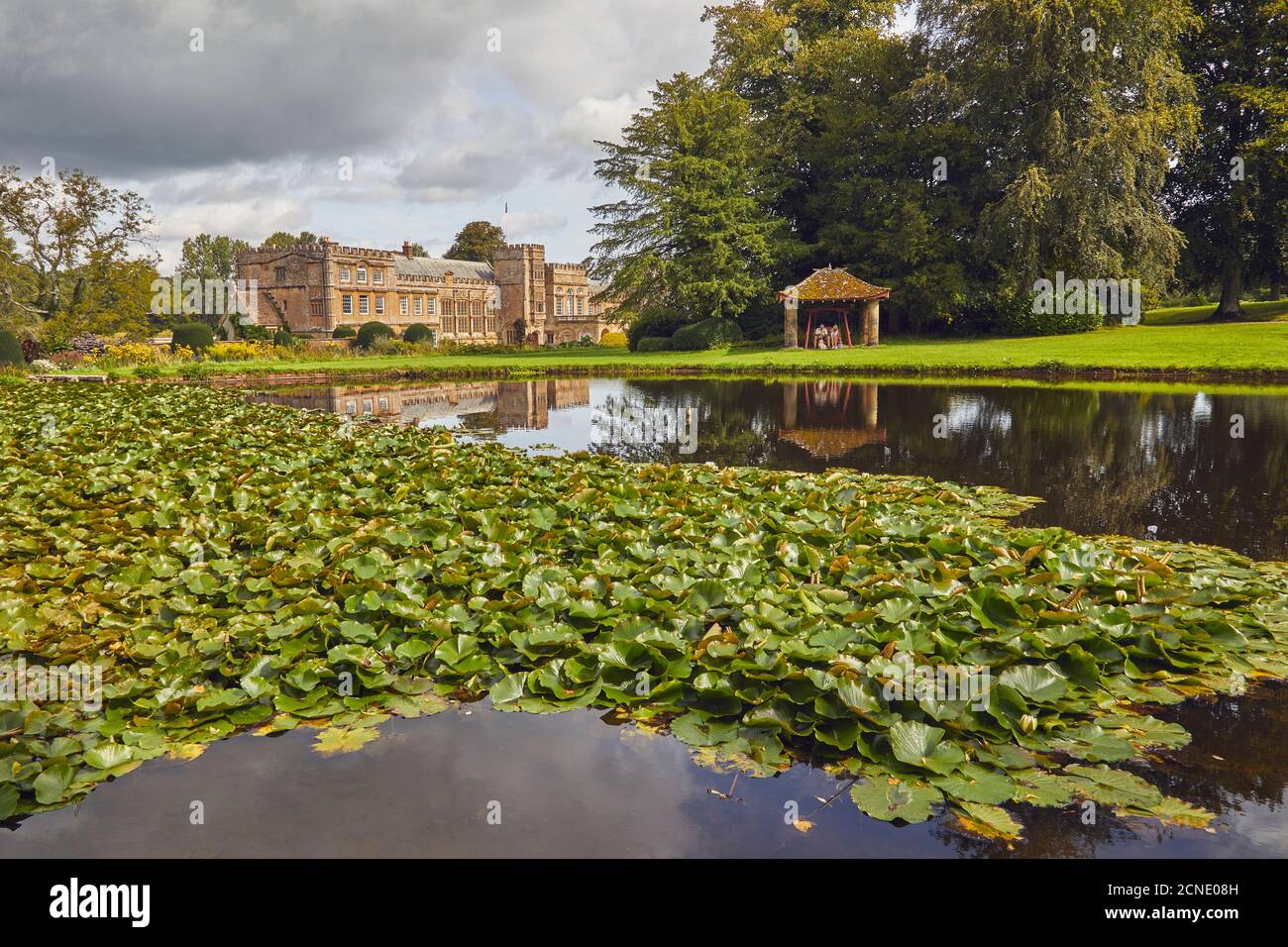 The Mermaid Pond at Forde Abbey and Gardens, near Chard, Somerset, England, Vereinigtes Königreich, Europa Stockfoto