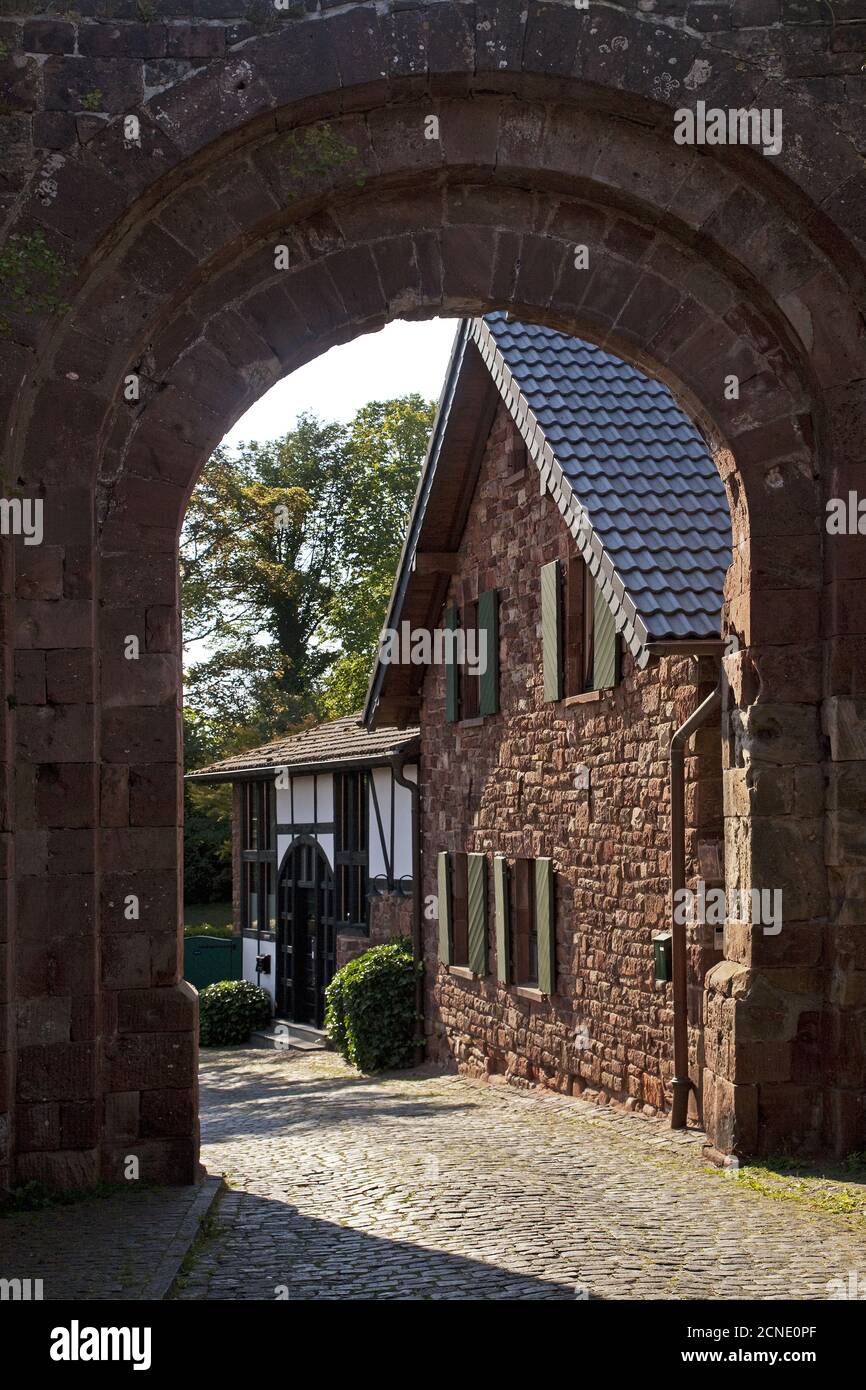 Torbogen von Schloss Nideggen, Nideggen, Rureifel, Eifel, Nordrhein-Westfalen, Deutschland, Europa Stockfoto