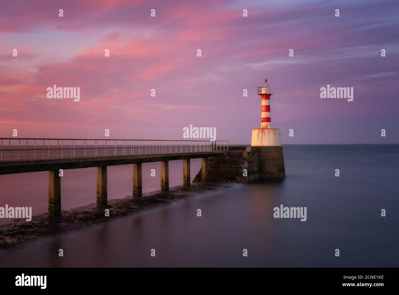 South Pier Leuchtturm bei Sonnenuntergang, Amble, Northumberland, England, Großbritannien, Europa Stockfoto