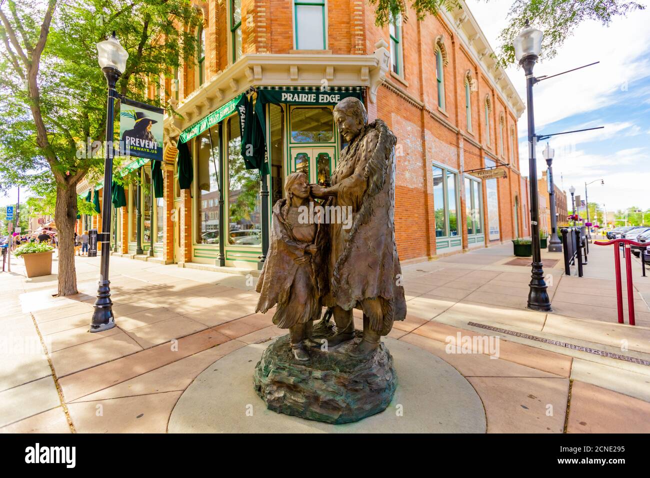 Eine Statue einer amerikanischen Sioux-Ureinwohnerin und ihrer Tochter in der Innenstadt von Rapid City, South Dakota, USA Stockfoto