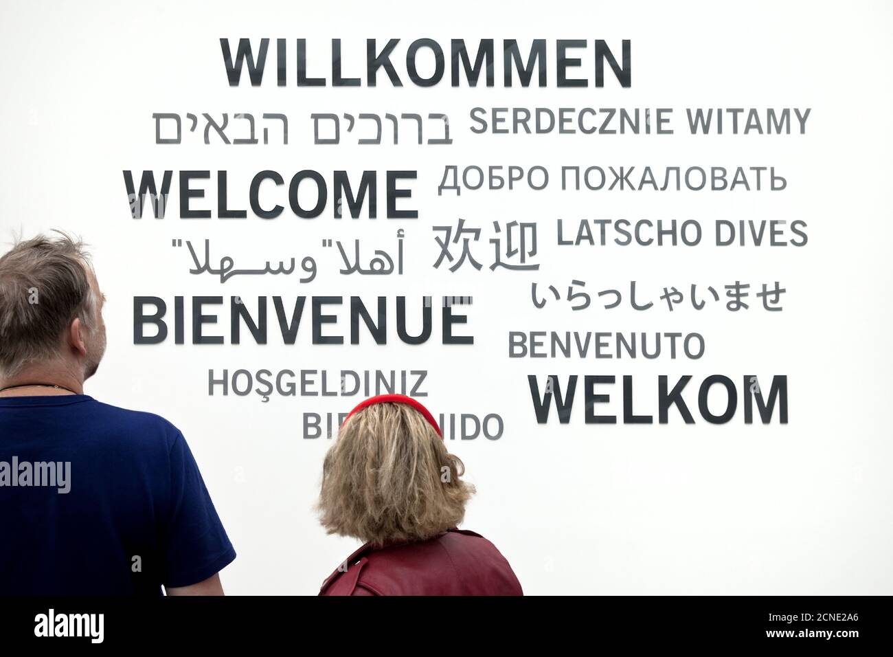 Mehrsprachige Begrüßung, Besucherzentrum der ehemaligen NS-Ordensburg Vogelsang, Schleiden, Deutschland Stockfoto