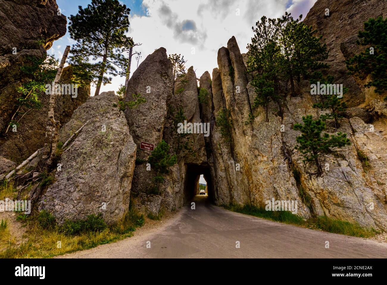 Winzige Straße unter einem kleinen Berg in den Black Hills von Keystone, South Dakota, Vereinigte Staaten von Amerika Stockfoto